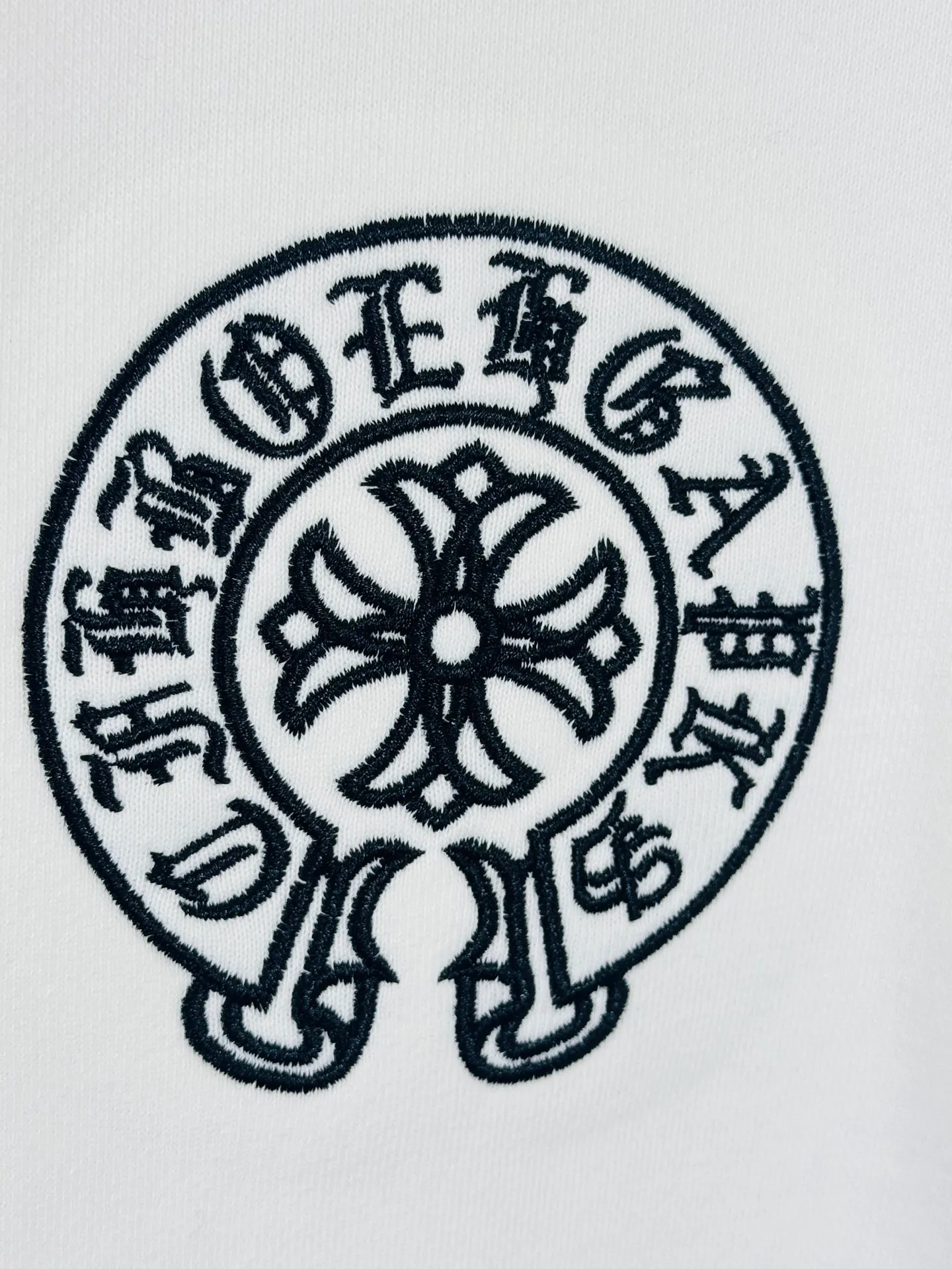 P290 top version, real shot without P, ​​different from market currency) 𝗖𝗵𝗿𝗼𝗺𝗲 𝗛𝗲𝗮𝗿𝘁𝘀/Cro Heart 2025 washed patch embroidery autumn and winter new original single counter American laser burnt 3D embroidery couple stand collar zipper casual sweatshirt 👑The highest version! Customized fabric 430g tripe terry fabric! American acid-washed and distressed original fabric laser burnt ✟appliqué embroidery and exquisite embroidery of letters! The best-selling model in the counter, very comfortable to wear. Accessories: original molded and authenticated collar label➕100% silk wash label. Genuine purchase-grade original hangtag➕matching hanging rope➕3D hanging beads➕original packaging bag. Craftsmanship: The original version has consistent wiring! The highest version of the armhole matching technique! Color: White Black Size: S M L XL Style Number: 25-379